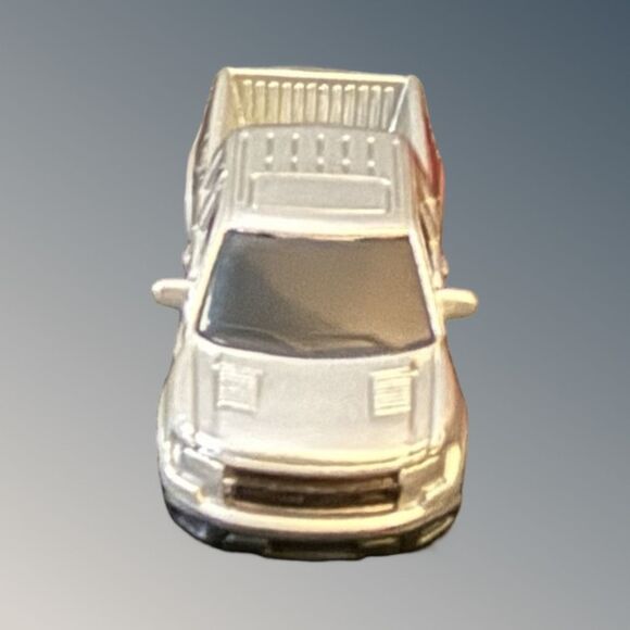 Maisto Ford F-150 SVT Raptor Pickup Silver Blue Detailing 1:64 - Picture 2 of 7